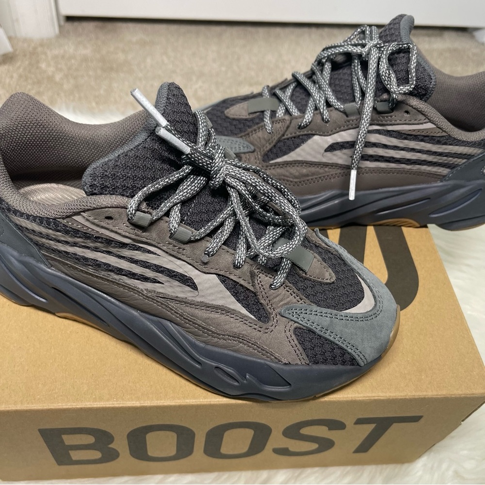 Yeezy 700 Geode - Picture 2 of 9